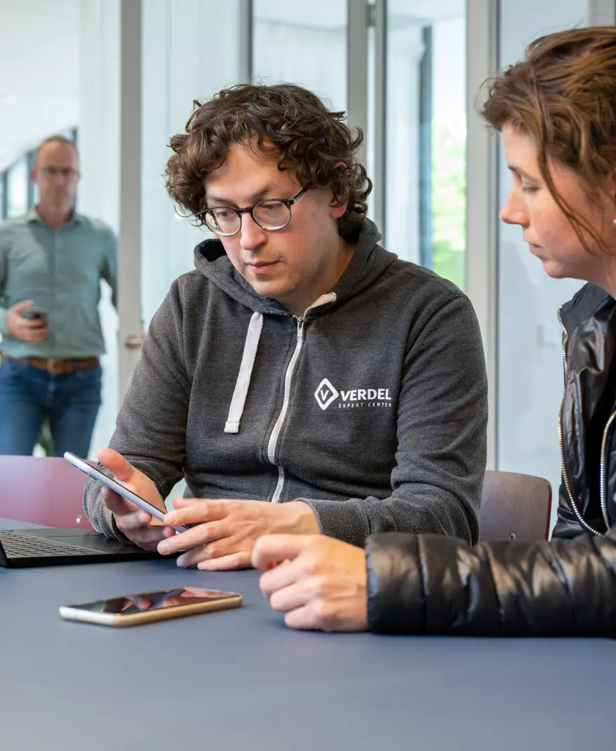 Collega's in overleg met klant