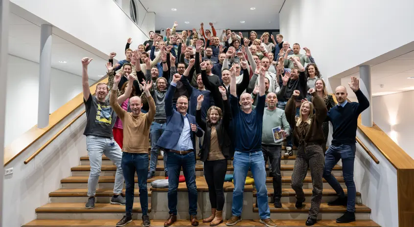 Team op trap toneelzaal