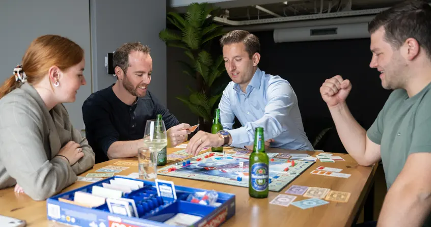 Collega's spelen Monopoly