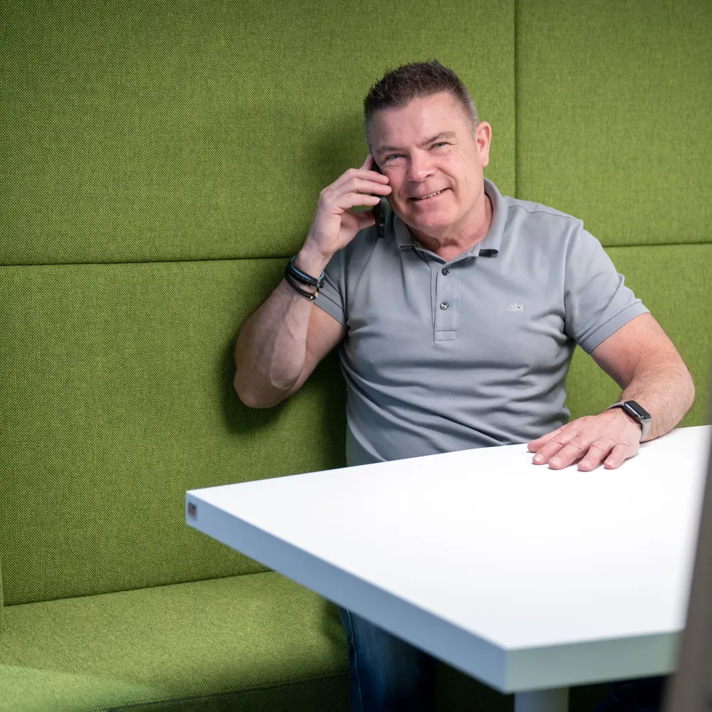 Johan aan de telefoon