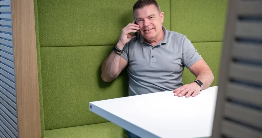 Johan aan de telefoon