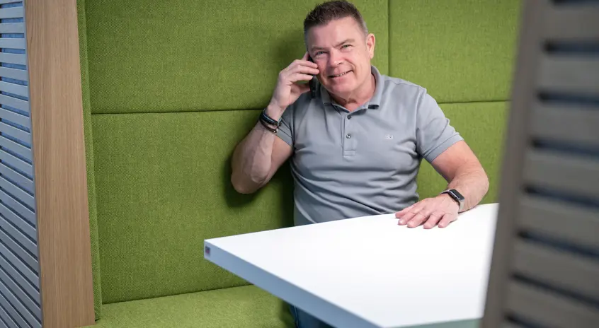 Johan aan de telefoon