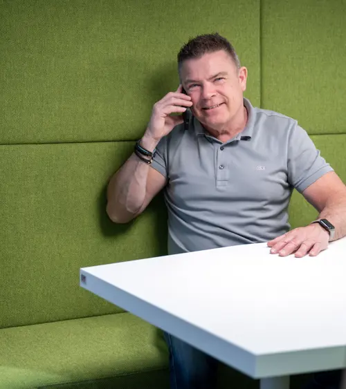 Johan aan de telefoon